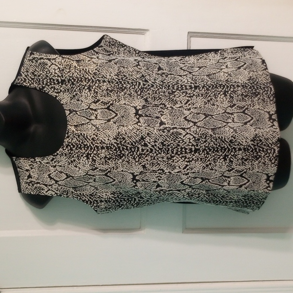 Exclusively Misook Jacquard Snake Print Tank Shell Top